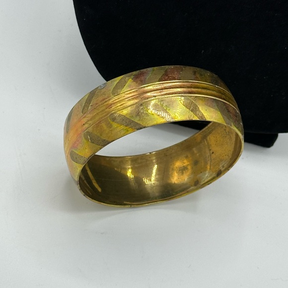 Vintage brass and copper bangle. 1in wide, 2.75 inner. 12grams - Picture 4 of 7